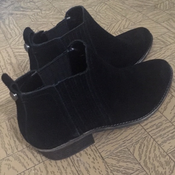 Black Suede material ankle boots women’s size 7 from Steve Madden. Low heel - Picture 5 of 6